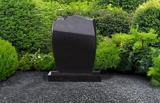 Melns granīta kapu piemineklis KKP26